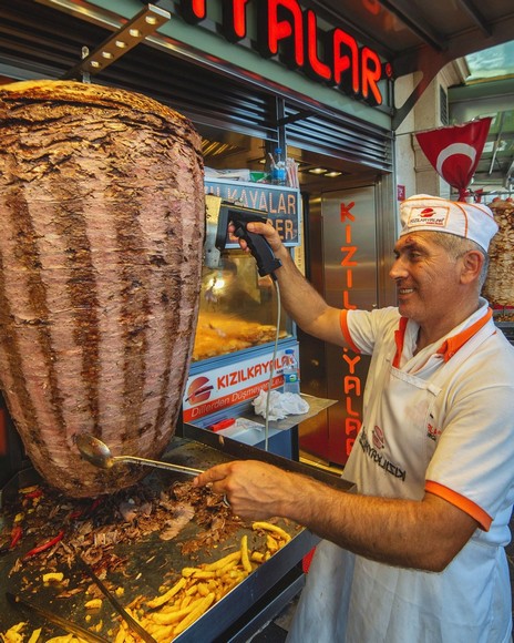 Trục thịt doner quay đứng đỏ lửa trong một quán nhỏ ở khu Grand Bazaar, Istanbul