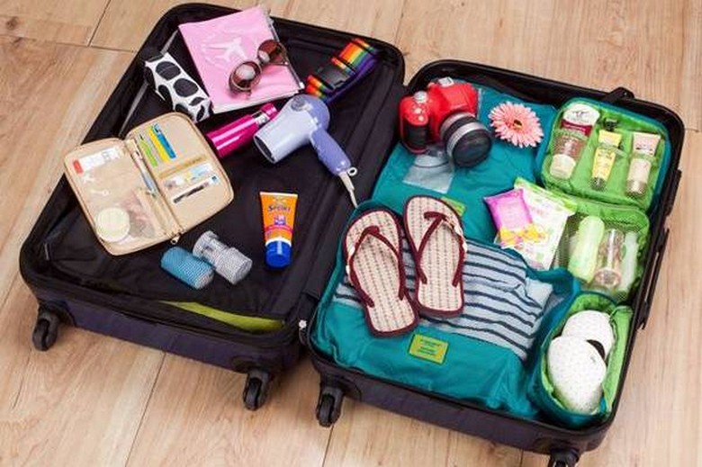 Vali, hộ chiếu, tiền và trang phục được sắp xếp gọn gàng trước chuyến đi Thổ Nhĩ Kỳ