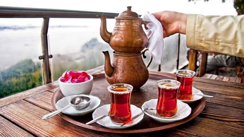  Ấm trà hai tầng çaydanlık đang đun trên bếp tại một quán trà Thổ Nhĩ Kỳ