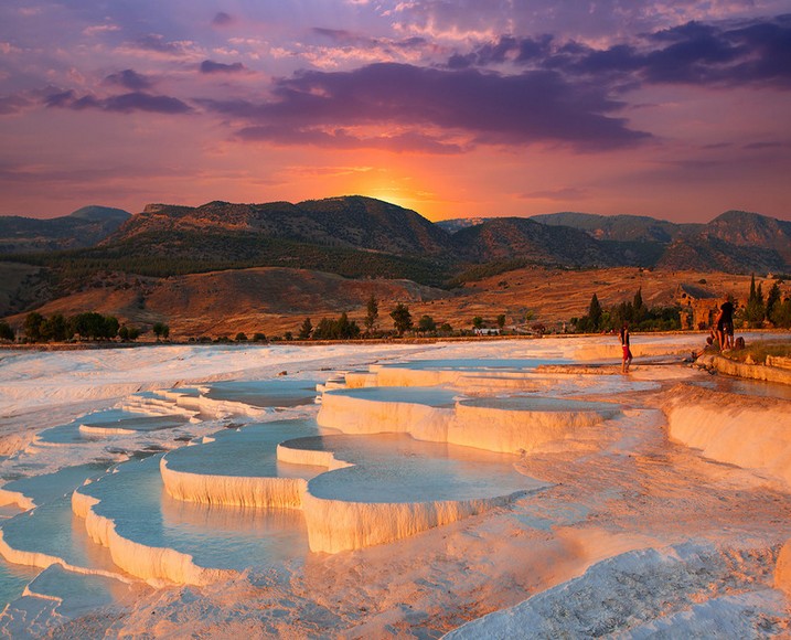 Ánh nắng sớm chiếu lên ruộng bậc thang trắng Pamukkale lúc bình minh