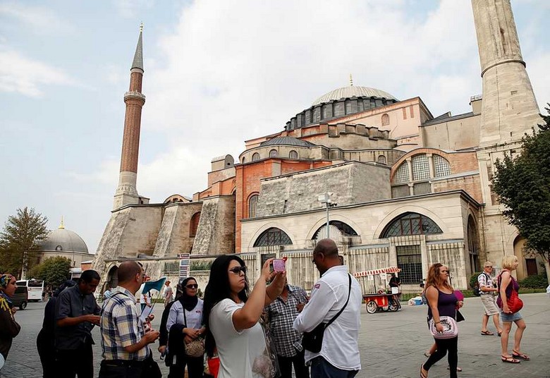 Đoàn khách đi tour cùng hướng dẫn viên trước Nhà thờ Hagia Sophia