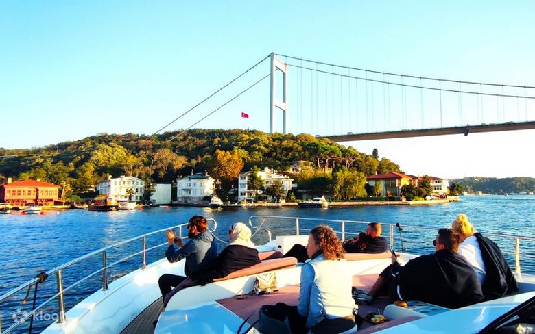 Đoàn khách chụp ảnh trên du thuyền eo biển Bosphorus