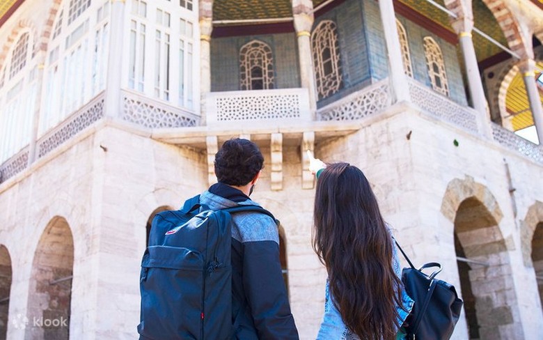 Đoàn khách tham quan Cung điện Topkapi ở Istanbul theo lịch trình không có điểm dừng mua sắm